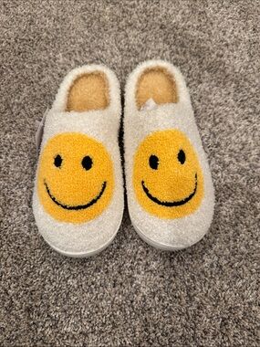 Ladies Smiley One-Piece Slippers - Cream with Yellow Smiley (size M 7-8) NWT